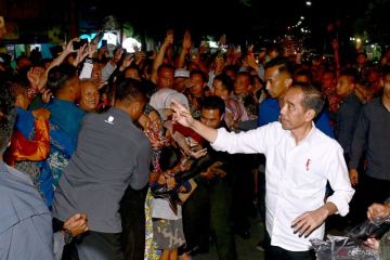 Jokowi dan Iriana bagikan kaos dan perlengkapan balita di Salatiga