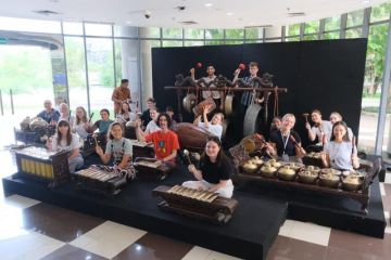 Mahasiswa asing di UI antusias belajar gamelan