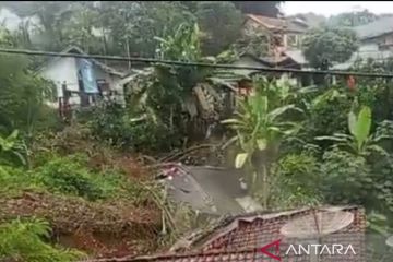 Tanah longsor menyebabkan 12 rumah rusak di Cibadak, Sukabumi