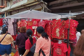 Sambut Tahun Baru Imlek, baju tradisional China di Jakarta laris manis