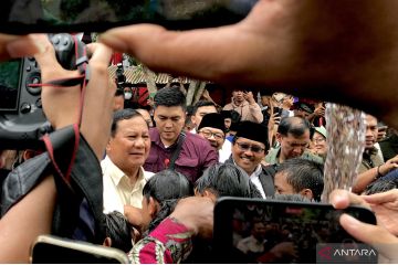 Prabowo Subianto jawab isu sakit dengan berpose silat