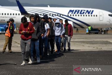 Pemulangan imigran Guatemala menggunakan pesawat deportasi