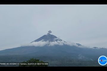 Gunung Semeru dua kali erupsi semburkan abu vulkanik 