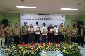 Perumda Pasar Jaya Lakukan Penyerahan Sertifikat PPTU, SIPTU, dan SHPTU ke Pedagang