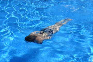 Studi: berenang air dingin dapat bantu ringankan gejala menopause