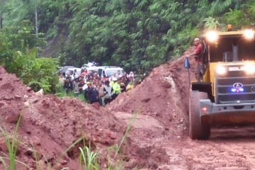 BPBD Riau bersihkan timbunan longsor di jalur Riau-Sumbar