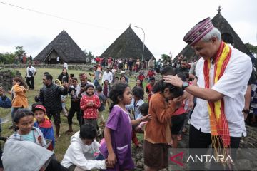 Di Kampung Adat Ruteng, Ganjar dapat keluhan kesehatan-pendidikan 