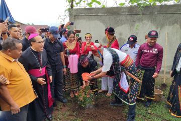 Uskup Ruteng dampingi Ganjar Pranowo tanam pohon