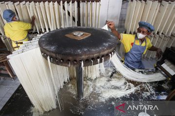 Produksi mi tradisional China di Surabaya