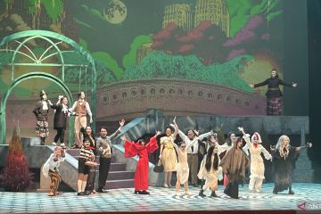 Pertunjukan musikal "The Addams Family" sukses digelar hari ini