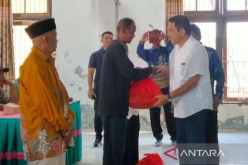 Pemkab Kobar salurkan batuan untuk ratusan petani korban banjir