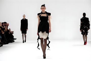 Viktor & Rolf hadirkan koleksi gaun serba hitam di Haute Couture Paris