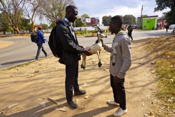 Kerajinan dari limbah bantu kawasan berpenghasilan rendah di Zambia