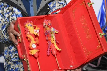 Melihat tradisi ukiran lilin naga dan phoenix di Kota Chongqing, China