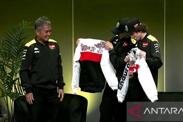 Valentino Rossi kenakan jaket batik di launching tim VR46