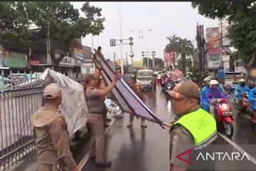 Seribu lebih APK Pemilu 2024 di Jalan Raya Bogor ditertibkan