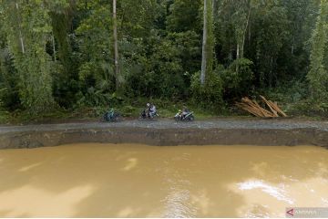 Jalan penghubung antar desa di Pulau Bacan amblas tergerus banjir