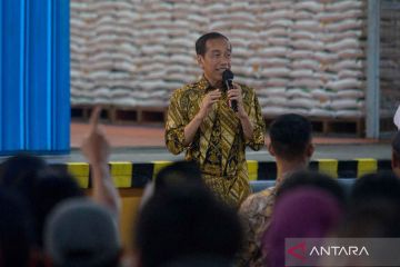 Presiden Joko Widodo salurkan bantuan sembako di Yogyakarta