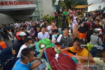 Evakuasi pasien pascaledakan di Semen Padang Hospital