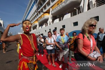 Kapal pesiar AIDAbella bawa 2.005 wisatawan singgah di Surabaya