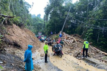 Arus lalulintas di jalan lintas Krui-Liwa Lampung kembali normal