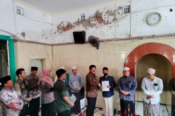 Menteri ATR/BPN serahkan sebelas sertifikat tanah wakaf di Surabaya