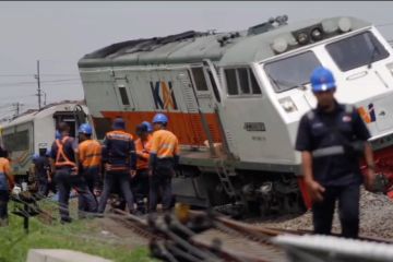 Evakuasi lokomotif KA Pandalungan, derek didatangkan dari Solo