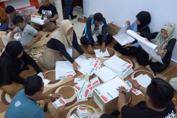 KPU Kota Gorontalo lakukan penyortiran dan pelipatan surat suara