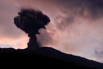 PVMBG catat dua kali letusan Gunung Marapi pada Minggu