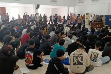 Antisipasi keamanan, ratusan remaja konvoi di Surabaya diamankan