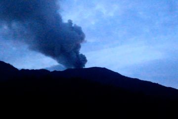Gunung Marapi kembali erupsi diiringi dentuman keras
