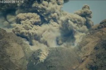 Gunung Semeru erupsi, embuskan abu vulkanik setinggi 1.000 meter