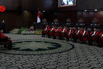 Hakim MK Wahiduddin dan Manahan wisuda purnabakti