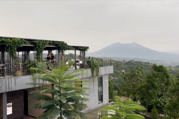 Menikmati hidangan traditional di restoran yang diapit dua gunung