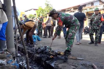 Mitigasi banjir: petugas turun bersihkan Desa Pusong, Lhokseumawe