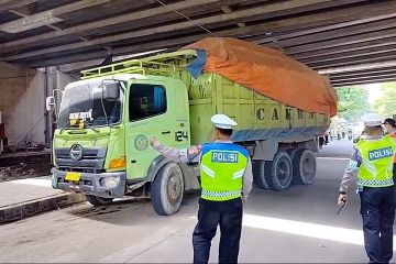 Petugas amankan 82 truk tanah langgar jam operasional di Tangerang