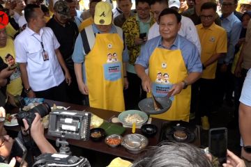 Hadiri konsolidasi Partai Golkar, Prabowo masak nasi goreng