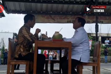 Jokowi-Prabowo santap bakso kaki lima bersama "influencer" dan warga