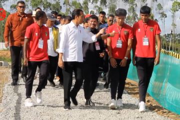 Presiden Jokowi tinjau pembangunan Training Center PSSI di IKN