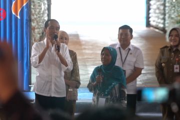 Salurkan bantuan pangan di Klaten, Jokowi: Ada yang tidak setuju?