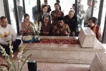 Awali hari pertama kerja 2024, Mahfud MD ziarah ke makam Bung Hatta