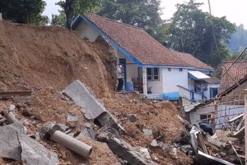 Dua ruangan SMPN 1 Jenawi Karanganyar rusak parah akibat longsor