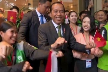Sumringahnya Jokowi joget “gas motor” di Hanoi