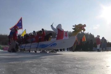 Balap perahu naga di atas es digelar Mudanjiang China