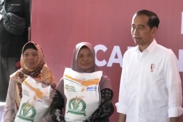 Presiden Jokowi salurkan bantuan pangan cadangan beras pemerintah