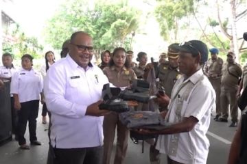 Pemkot Jayapura serahkan 1.880 seragam dan perlengkapan Linmas