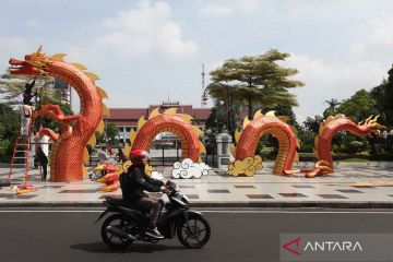 Jelang Imlek, Surabaya dihiasi dekorasi naga 20 meter