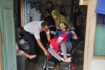 Kemensos serahkan kursi roda adaptif penyandang disabilitas di Jabar