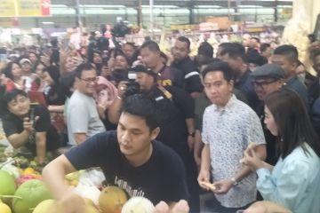 Gibran berbelanja di pasar sambil sapa warga Tangerang Selatan