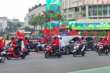 Simpatisan PDIP "merahkan" Bundaran HI dukung kampanye Ganjar-Mahfud